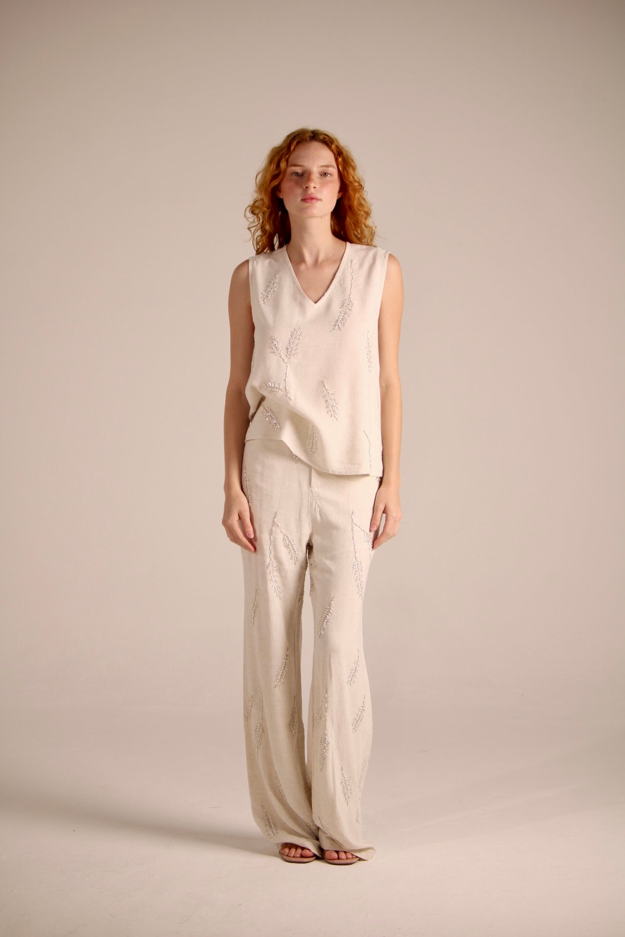 BEIGE PANTS WITH FLOWER-SHAPED PEARLS