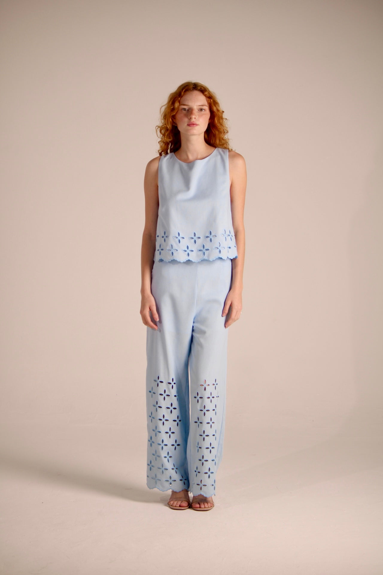 Trousers with perforated flowers