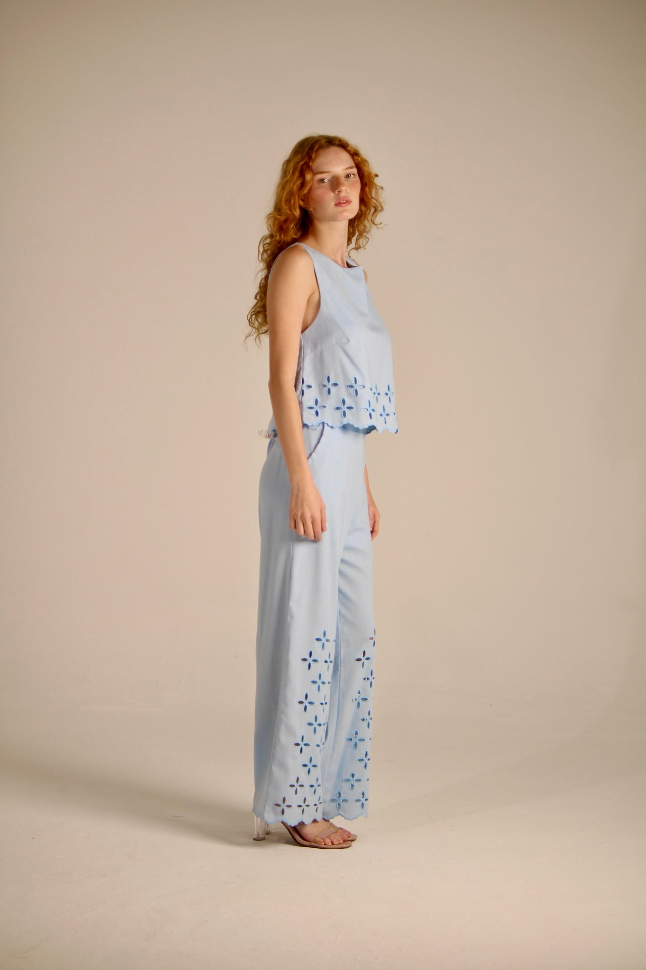 Short-sleeved top with perforated flowers
