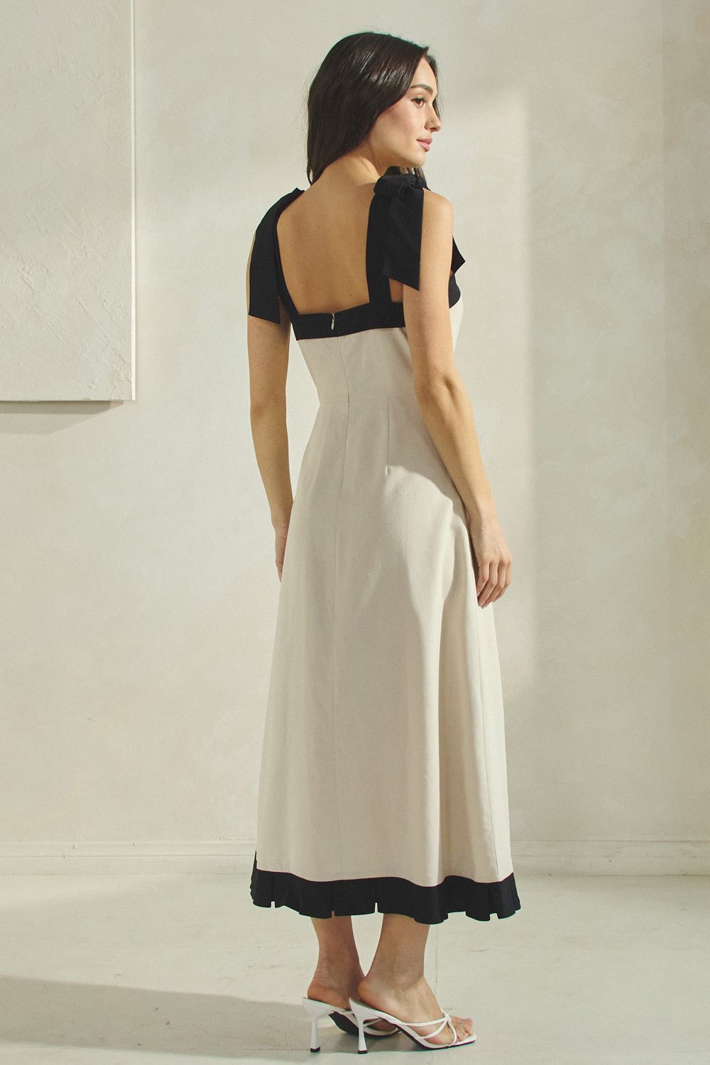 BEIGE DRESS WITH BLACK